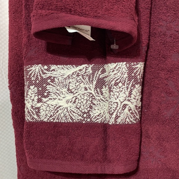 Santens bath hand fingertip towel combo deep red snow pine claret pattern NWT - Picture 3 of 10